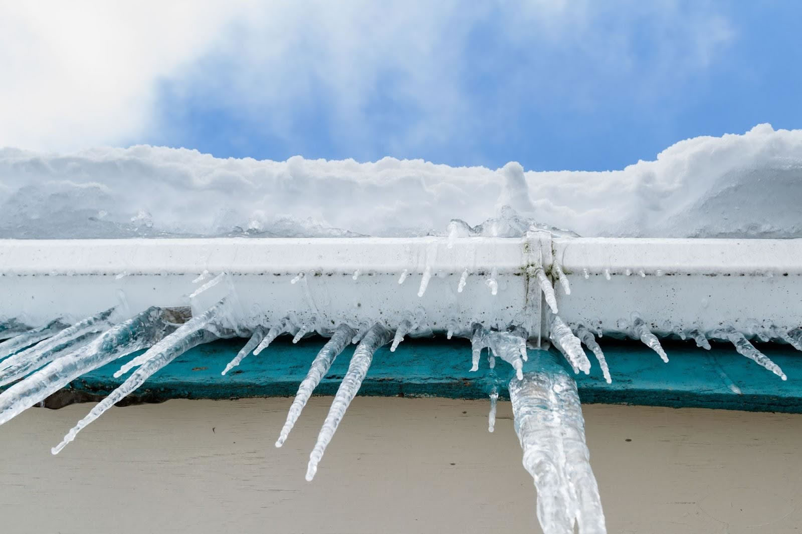 Ice dam prevention signs and warning indicators on winter roofs