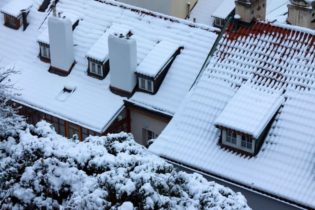 The Complete Winter Roof Maintenance Guide